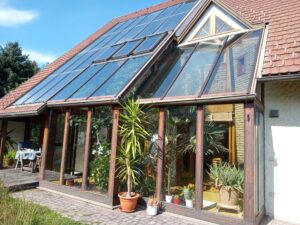 Nierigenergiehaus mit Wintergarten und thermischer Solaranlage mit Smart Home Steuerung