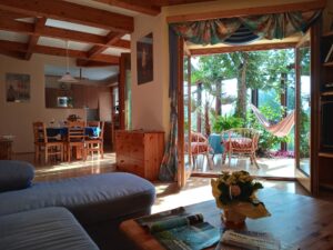 Wintergarten, Wohnzimmer, Esszimmer und Küche eines Niedrigenergiehauses