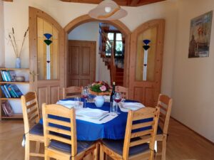 Gedeckter Esstische eines Niedrigenergiehauses