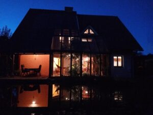 Niedrigenergiehaus am Abend mit Smart Home Steuerung